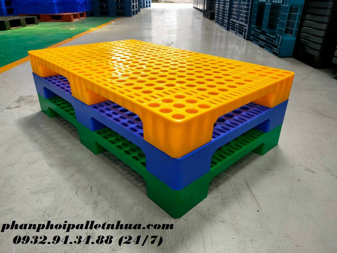 Giá tấm pallet nhựa lót sàn bao nhiêu?