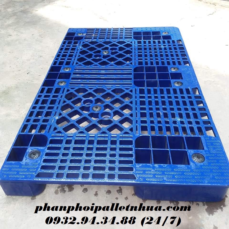 Giá tấm pallet nhựa lót sàn bao nhiêu?