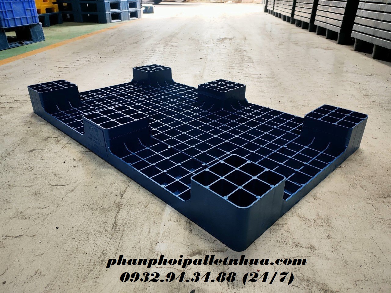 Giá tấm pallet nhựa lót sàn bao nhiêu? 