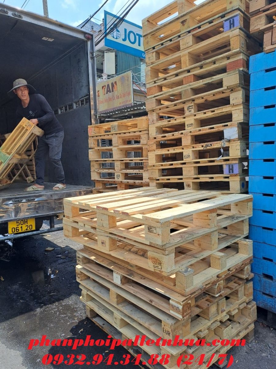 So sánh ưu nhược điểm của pallet nhựa và pallet gỗ