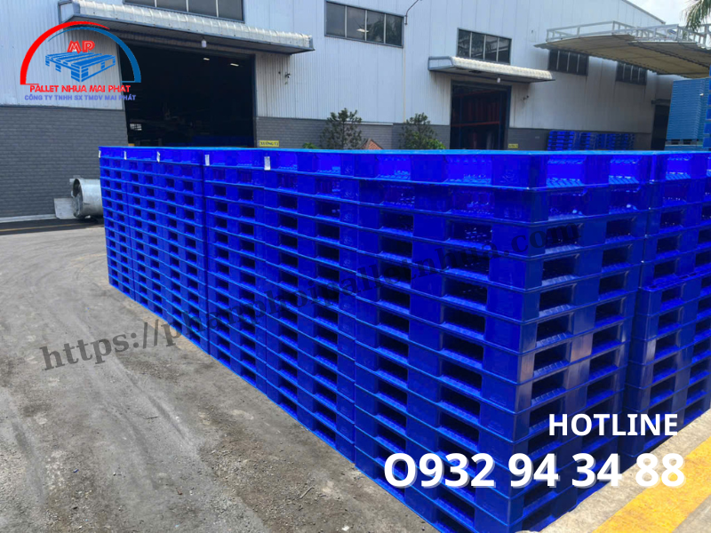 Pallet nhựa chân cốc và pallet nhựa 4 đường nâng: Loại nào tốt hơn?