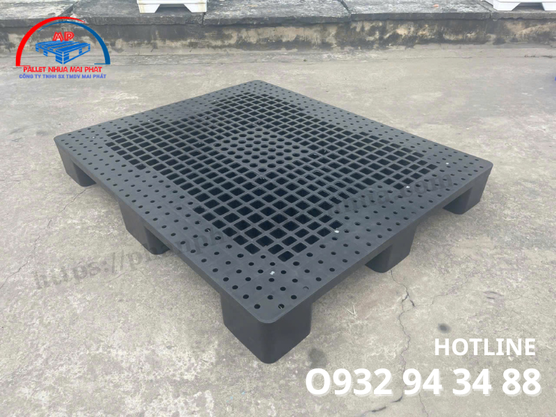 Pallet nhựa liền khối và pallet nhựa lưới – Nên chọn loại nào?